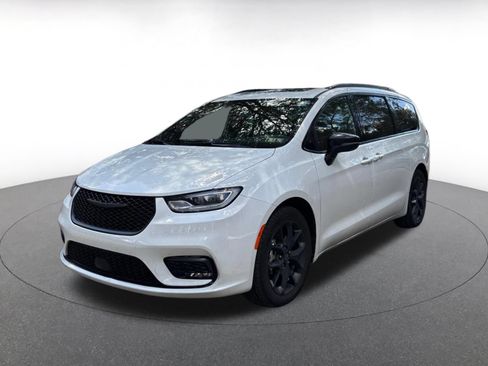 Used 2025 Chrysler Pacifica Limited FWD image 3