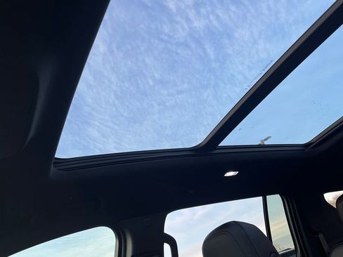 Used 2025 Chevrolet Traverse RS image 23