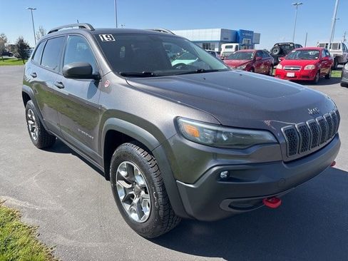 Used 2019 Jeep Cherokee Trailhawk w/ Cold Weather Group image 8