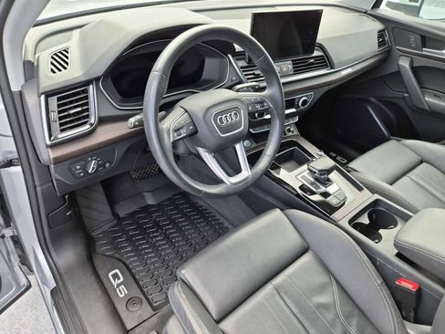 Used 2023 Audi Q5 e Premium w/ Convenience Package image 2