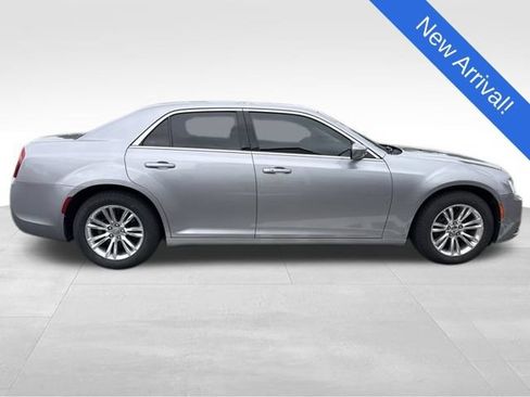 Used 2017 Chrysler 300 Touring w/ Value Package RWD image 8