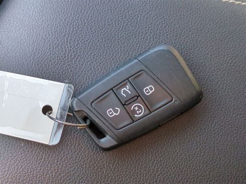 Used 2022 Volkswagen Tiguan SE R-Line image 35