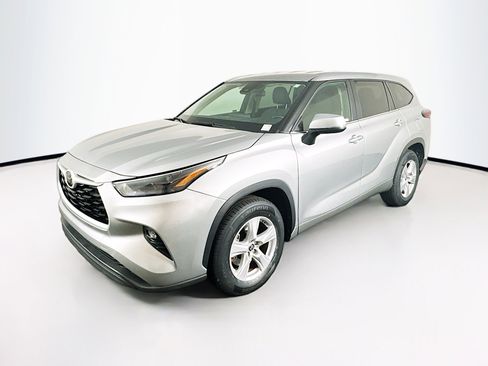 Used 2024 Toyota Highlander LE image 3