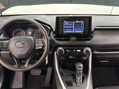 Used 2020 Toyota RAV4 LE image 9