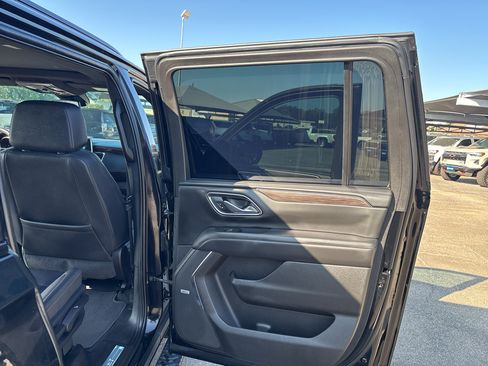 Used 2024 Chevrolet Suburban Z71 w/ Luxury Package AWD/4WD image 25