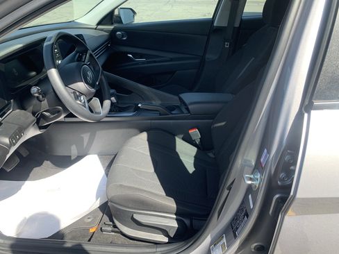 Used 2025 Hyundai Elantra SE FWD image 12