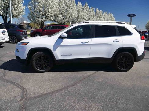 Used 2018 Jeep Cherokee Latitude Plus AWD/4WD image 16