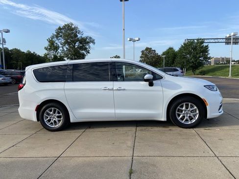 Used 2023 Chrysler Pacifica Touring-L FWD image 13