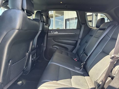 Used 2019 Jeep Grand Cherokee Laredo AWD/4WD image 21