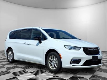 Used 2025 Chrysler Pacifica Select