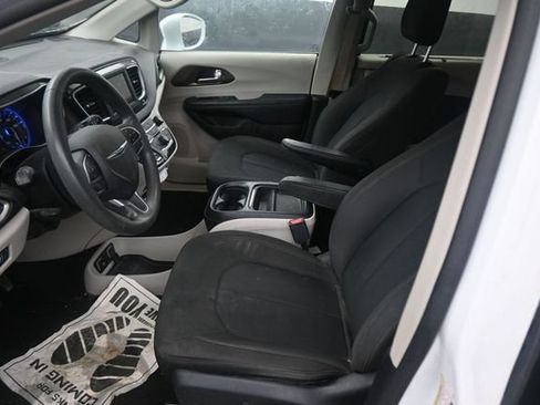 Used 2018 Chrysler Pacifica Touring Plus w/ Tire & Wheel Group FWD image 19