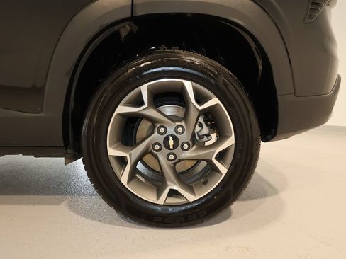 Used 2025 Chevrolet Trax LT FWD image 32