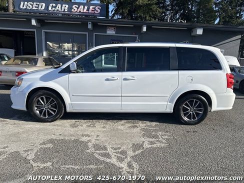 Used 2017 Dodge Grand Caravan SXT image 4