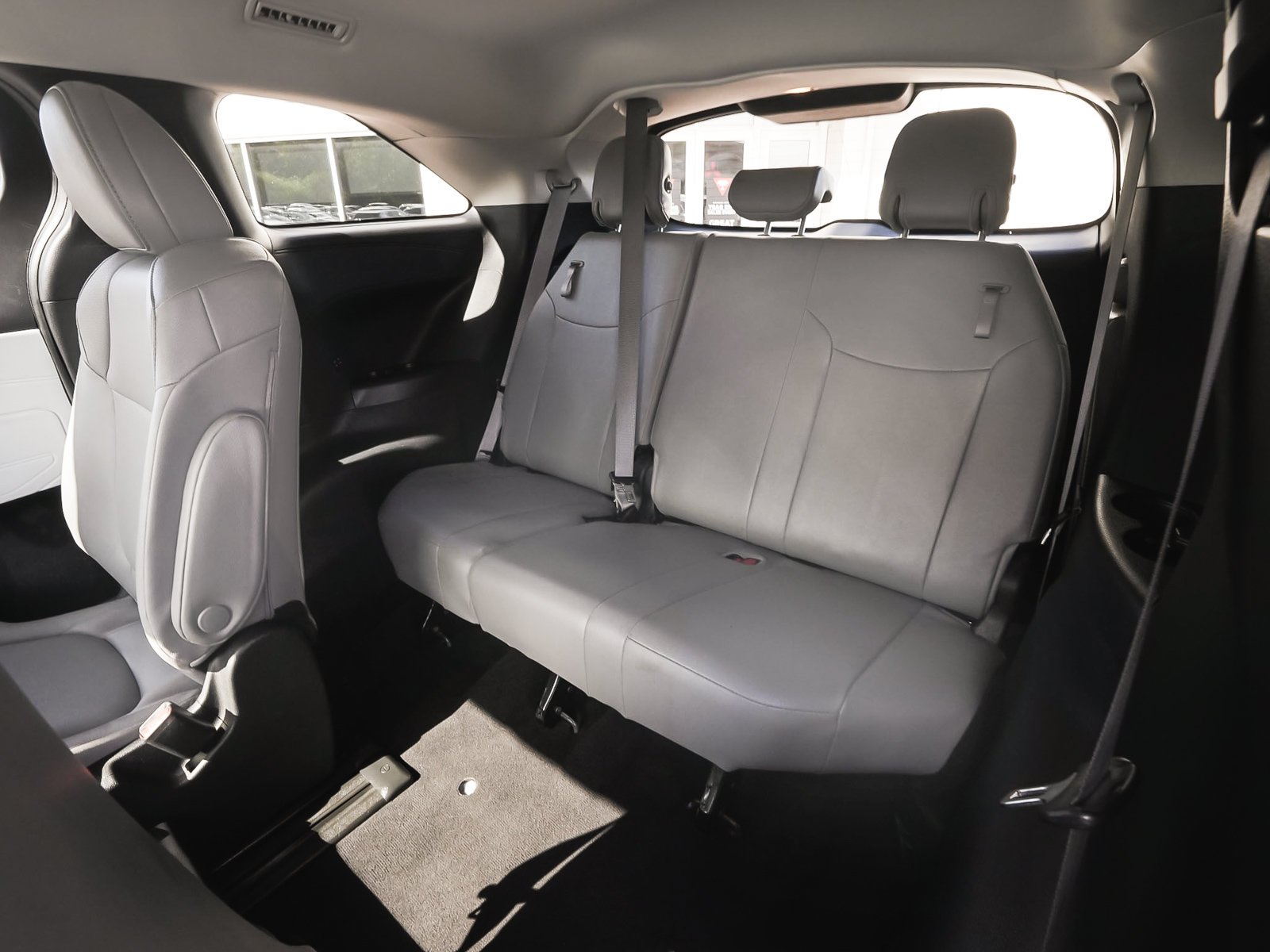Used 2025 Toyota Sienna XLE FWD image 35