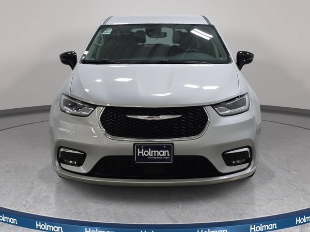 Used 2024 Chrysler Pacifica Touring-L FWD image 3
