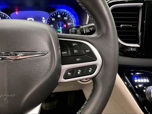 Used 2022 Chrysler Pacifica Touring-L image 12