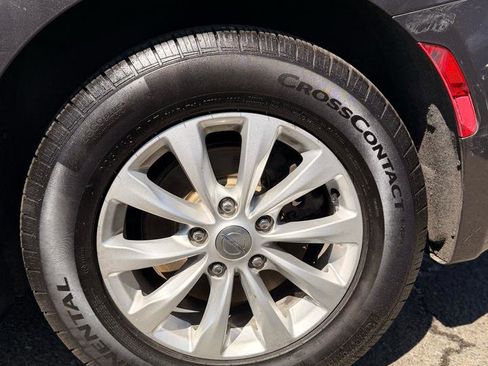 Used 2019 Chrysler Pacifica Touring-L image 30