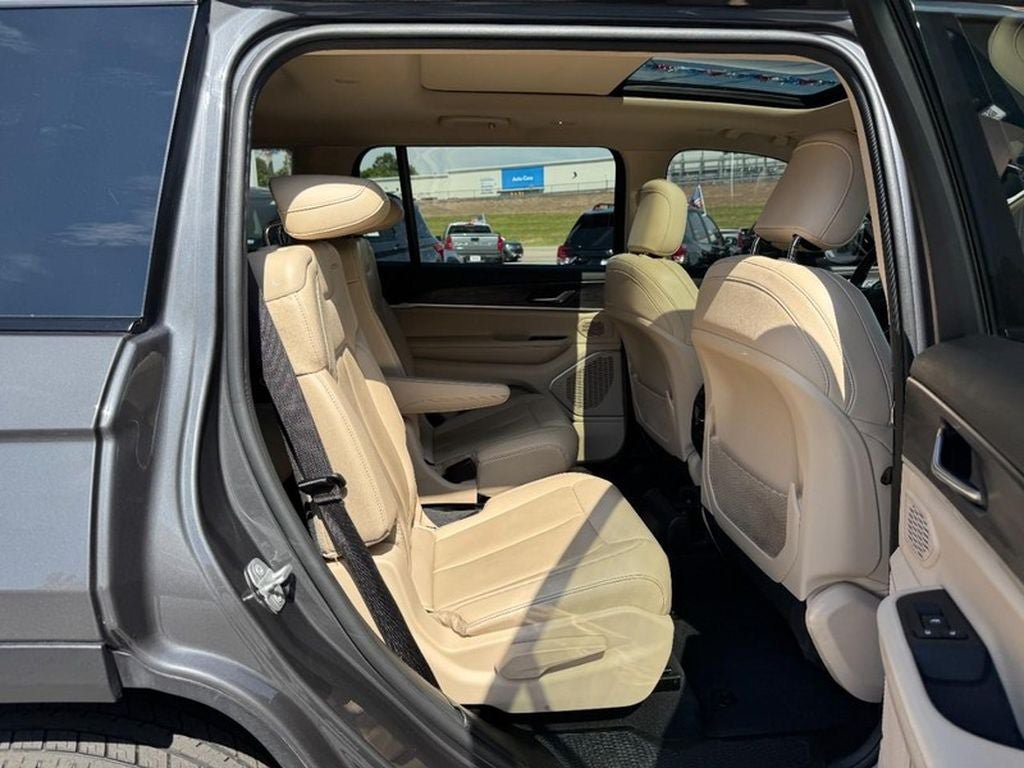 Used 2022 Jeep Grand Cherokee L Limited AWD/4WD image 12