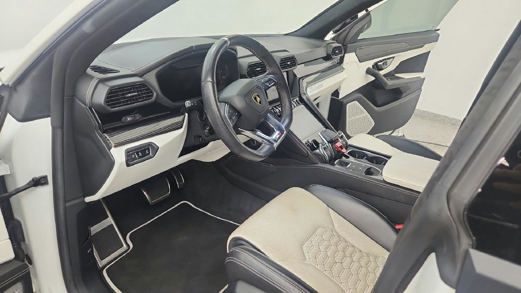 Used 2019 Lamborghini Urus AWD/4WD image 26