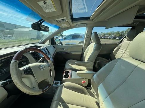 Used 2014 Toyota Sienna Limited w/ Limited Premium Package image 8