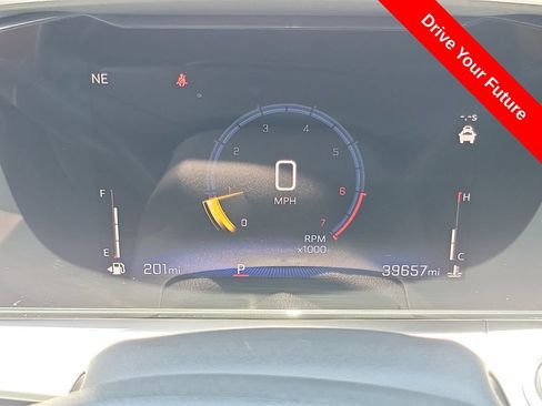 Used 2025 Chevrolet Trax LT FWD image 7