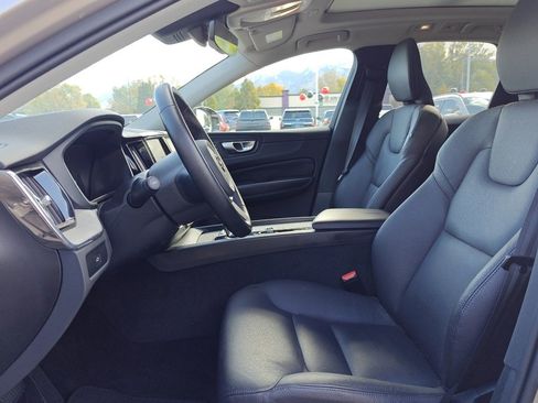 Used 2025 Volvo XC60 B5 Plus image 10