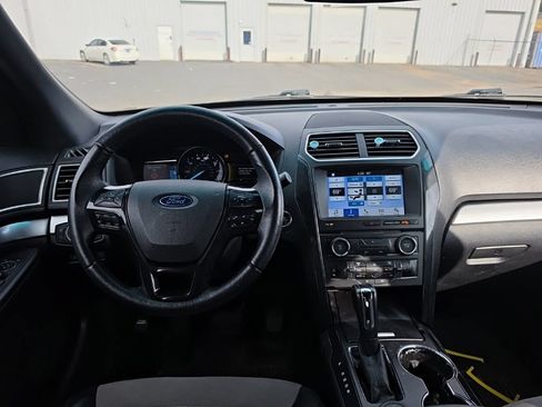Used 2017 Ford Explorer XLT w/ Equipment Group 202A AWD/4WD image 32