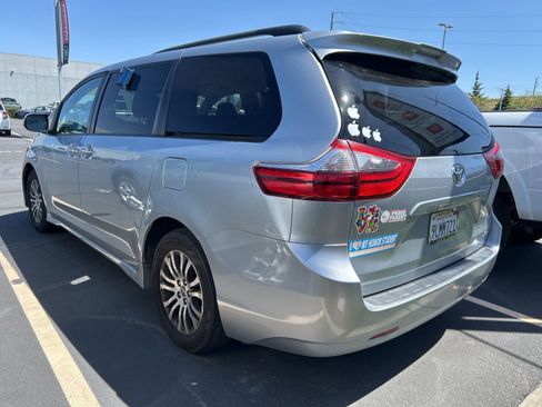 Used 2020 Toyota Sienna XLE FWD image 3
