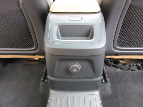 Used 2023 Volvo XC60 T8 Ultimate image 22