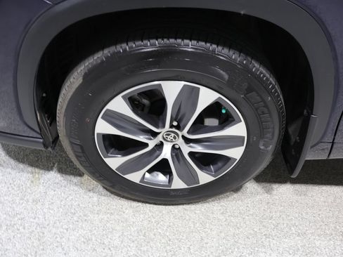 Used 2024 Toyota Highlander XLE AWD/4WD image 8