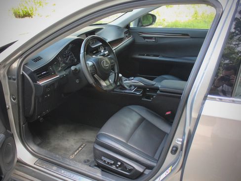Used 2016 Lexus ES 350 w/ Navigation System Package FWD image 10