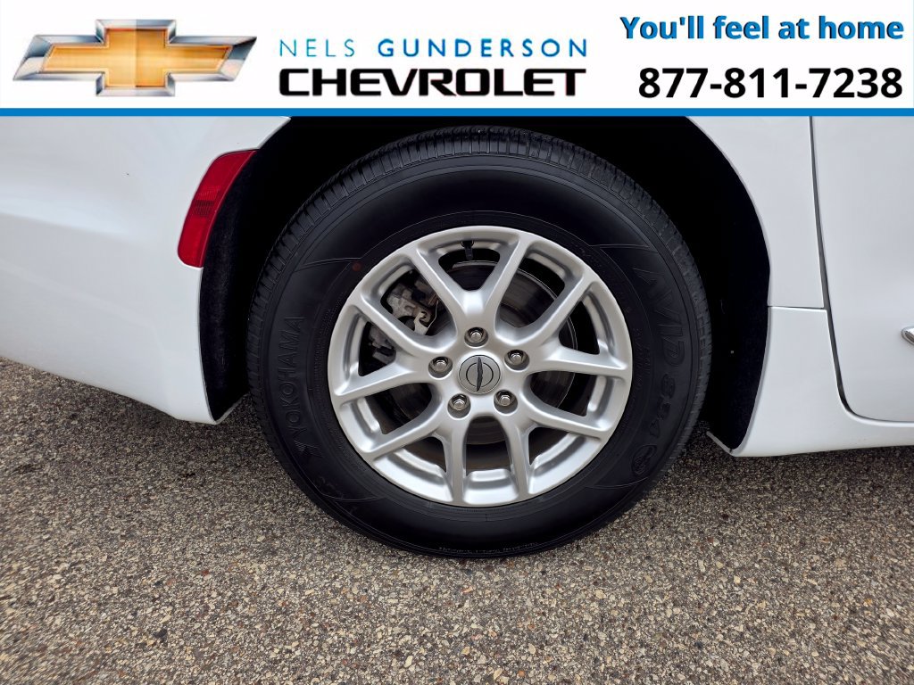 Used 2024 Chrysler Pacifica Touring-L FWD image 9