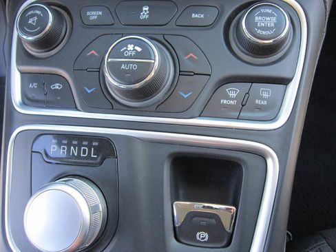 Used 2015 Chrysler 200 Limited w/ Convenience Group image 9