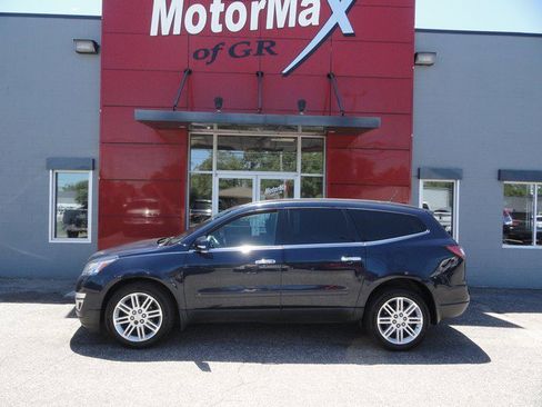 Used 2015 Chevrolet Traverse LT w/ Style and Technology Package FWD image 2