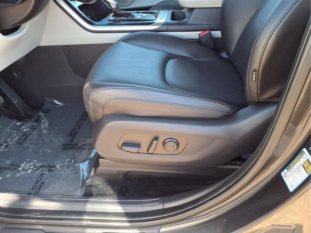 Used 2023 Kia Carnival LX FWD image 21
