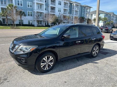 Used 2017 Nissan Pathfinder SV image 1