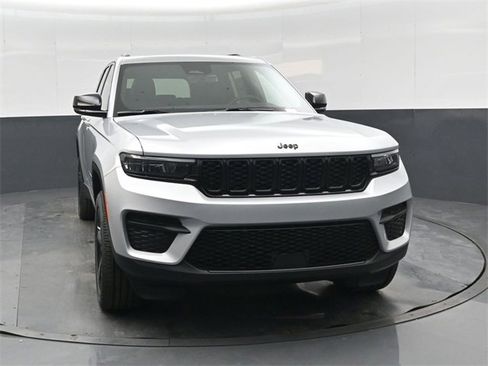 New 2025 Jeep Grand Cherokee Altitude image 10