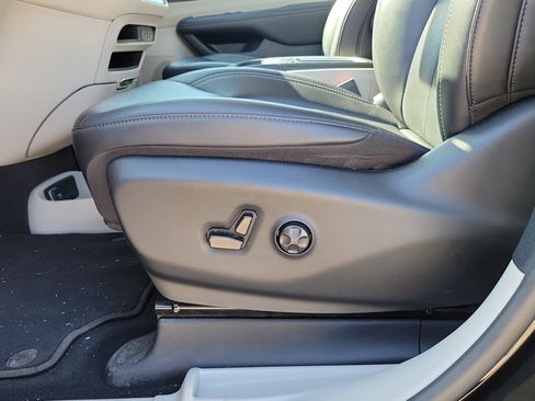 Used 2024 Chrysler Pacifica Select image 21