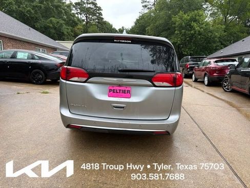 Used 2018 Chrysler Pacifica Touring Plus w/ Tire & Wheel Group FWD image 9