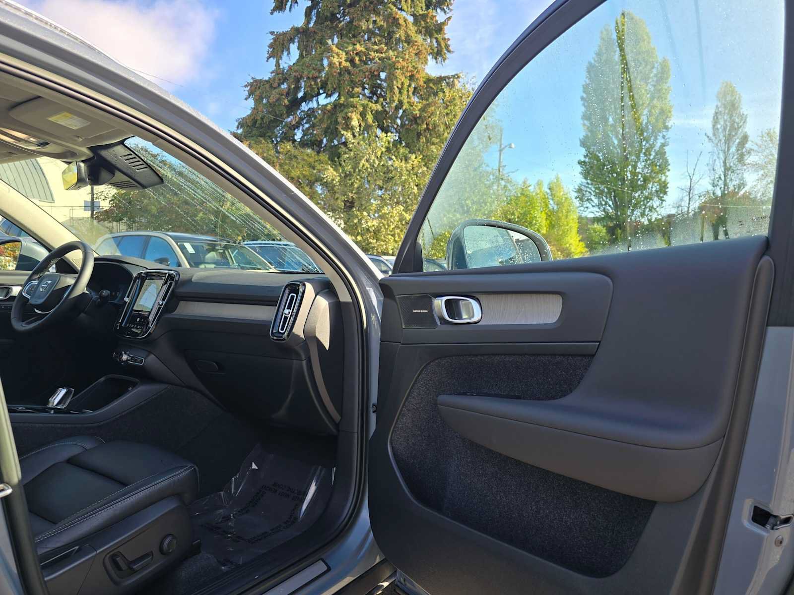 Certified 2023 Volvo XC40 B5 Ultimate w/ Protection Package Premier AWD/4WD image 12