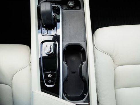 Used 2022 Volvo XC60 B5 Momentum w/ Advanced Package image 21