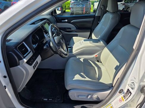 Used 2017 Toyota Highlander Limited AWD/4WD image 16