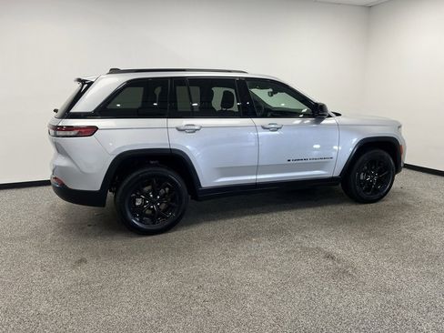 Used 2024 Jeep Grand Cherokee Altitude image 21