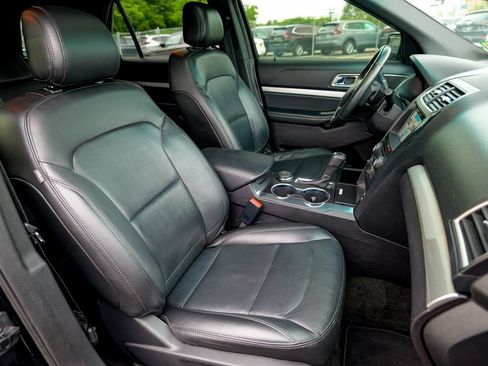 Used 2017 Ford Explorer XLT w/ Equipment Group 202A AWD/4WD image 38
