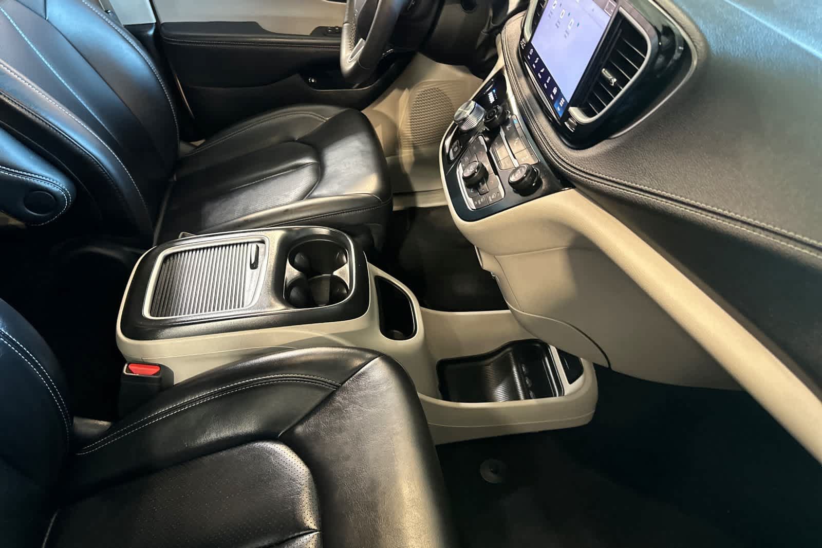 Used 2023 Chrysler Pacifica Touring-L FWD image 25