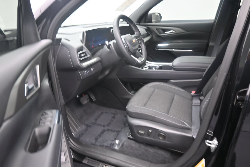 Used 2025 Chevrolet Traverse LT FWD image 12