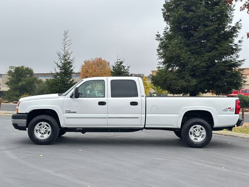 Used 2007 Chevrolet Silverado 2500 LT w/ Heavy-Duty Power Package image 2