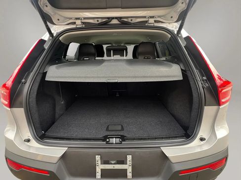 Used 2023 Volvo XC40 B4 Core FWD image 10