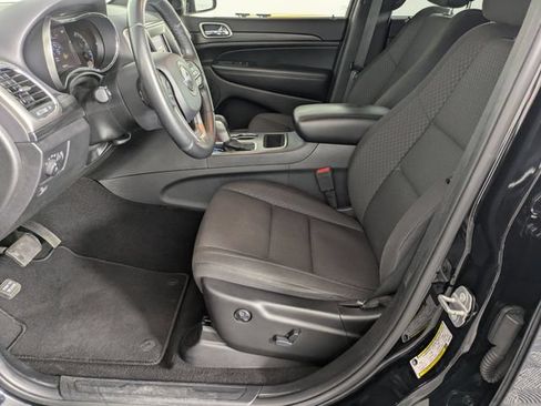 Used 2019 Jeep Grand Cherokee Laredo RWD image 12