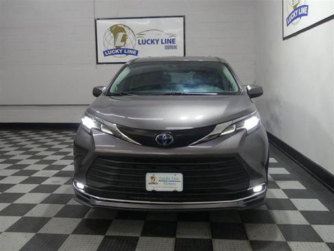 Used 2023 Toyota Sienna XLE w/ XLE Plus Package image 2